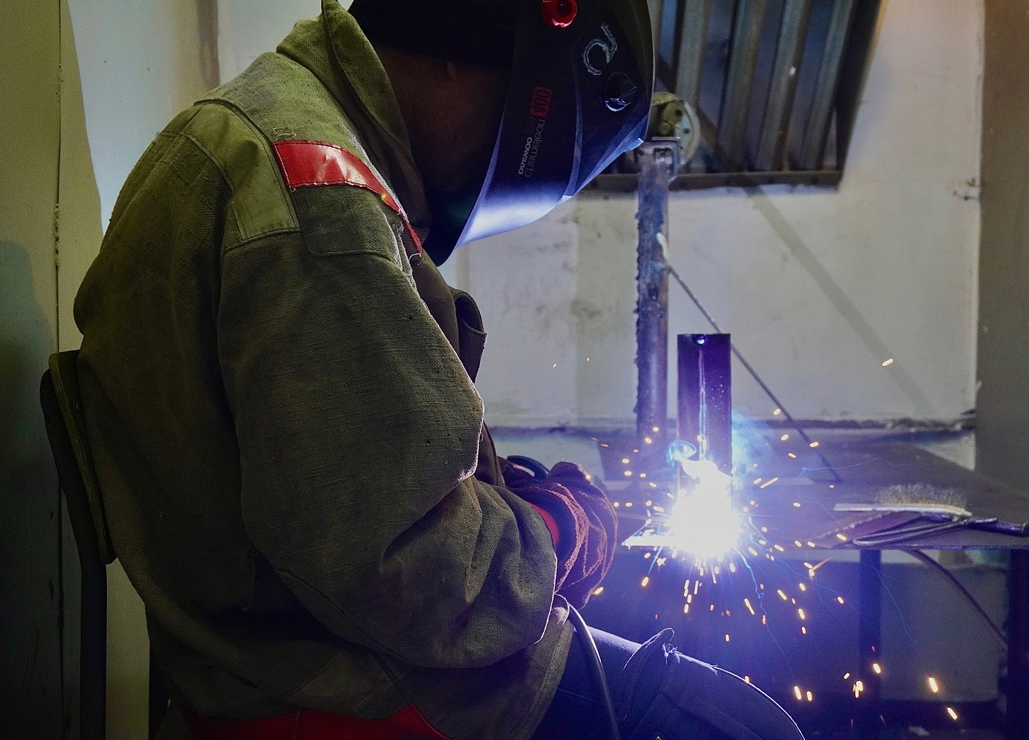 Сварщик полуавтоматом / Сварщик дуговой сварки плавящимся электродом в защитном газе 